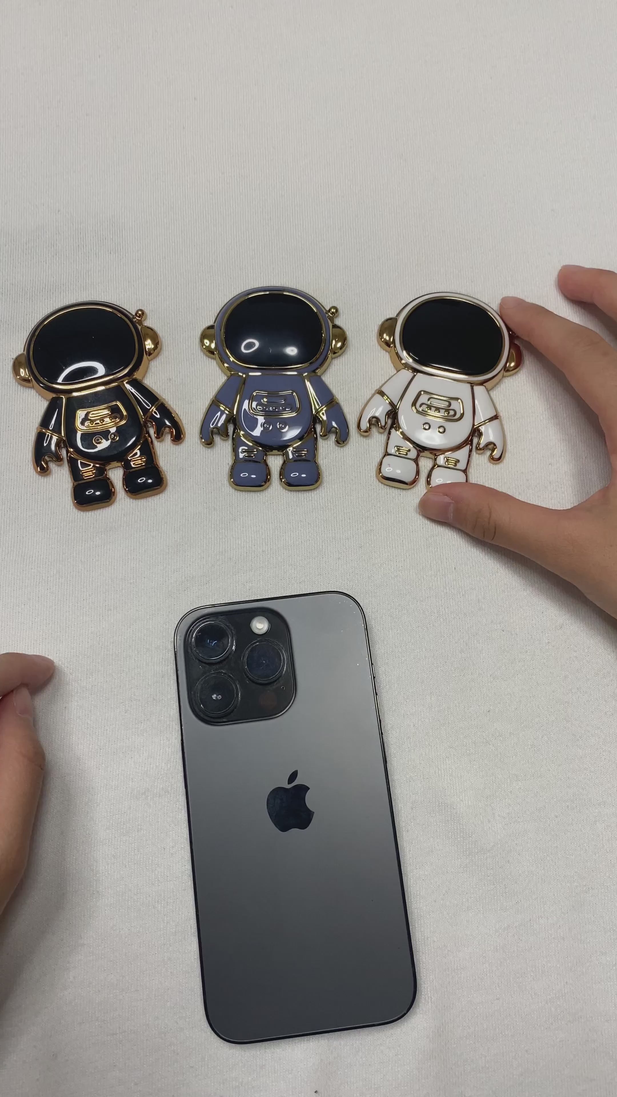 かわいい＆機能的！宇宙飛行士型スマホスタンド